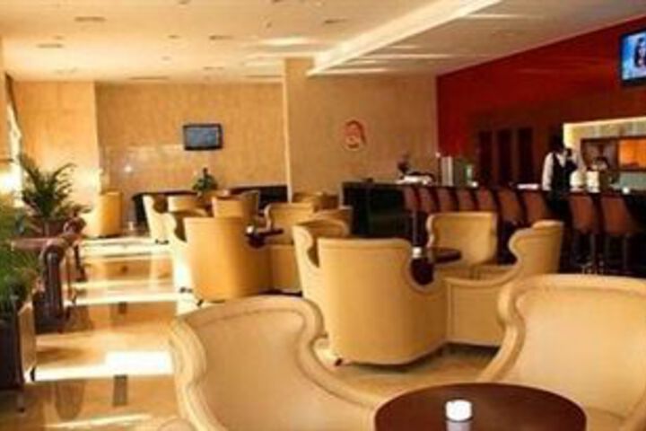Lounge 22 of 43