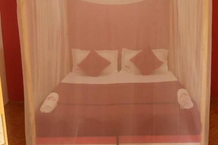 Room 6 of 12
