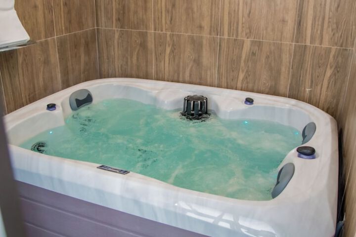 Hot Tub 97 of 131