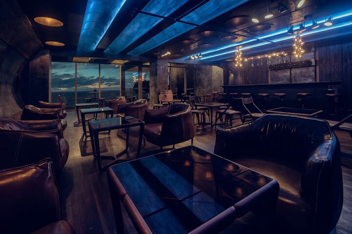 Lounge 54 of 59