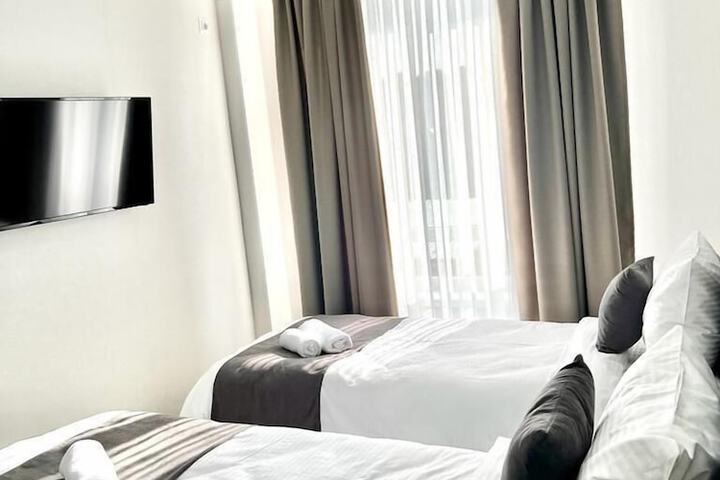 Room 6 of 33