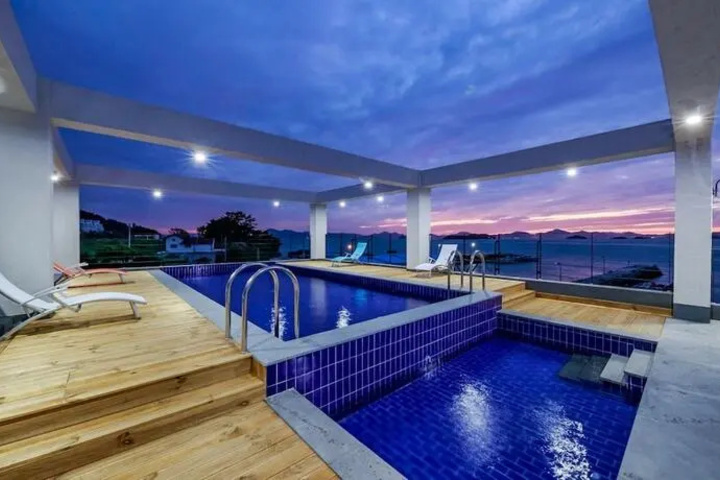 Pool 15 of 27