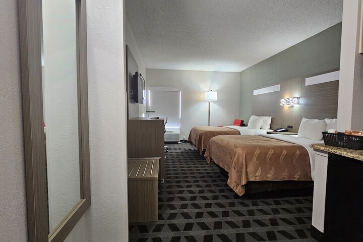 2 Double Beds (16 of 19)