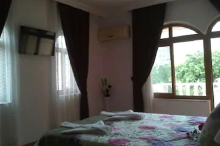 Room 4 of 6