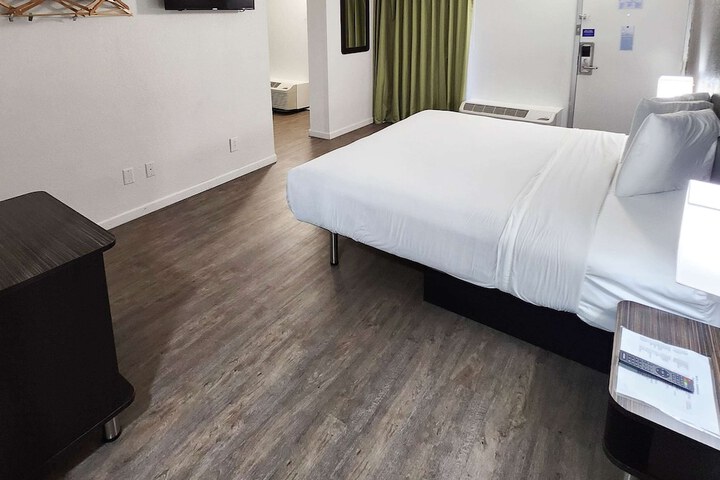 1 King Bed Micfridge (1 of 8)