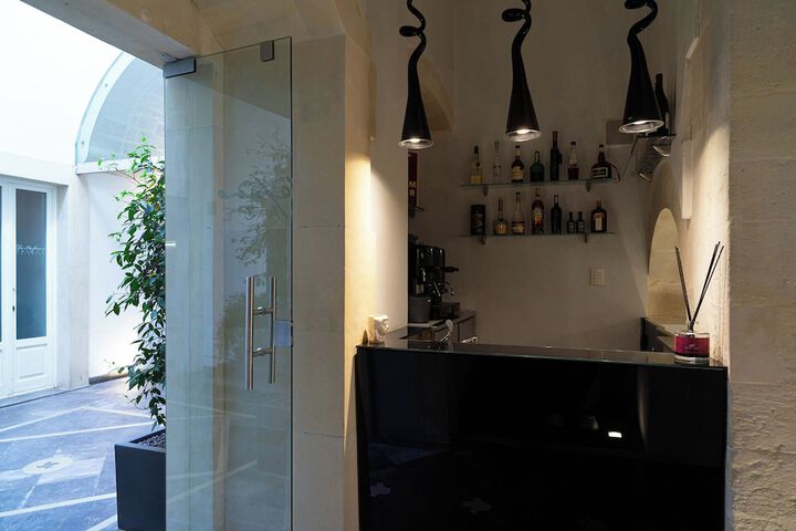 Lounge 92 of 116