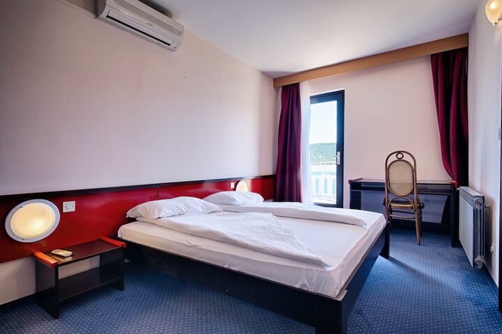 Room 12 of 48