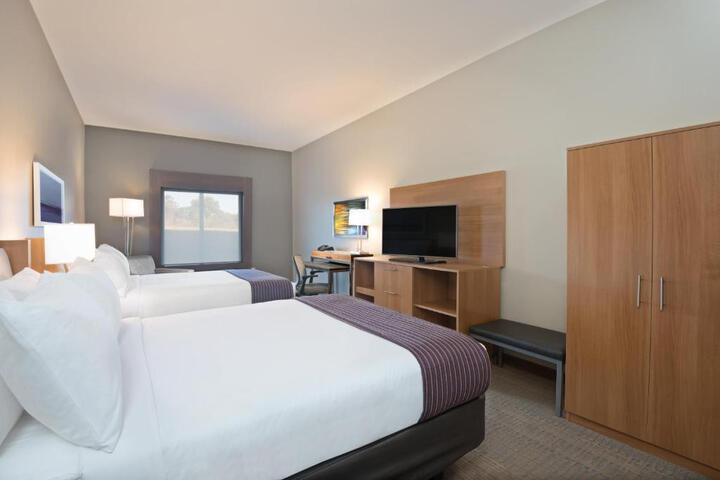 2 Queen Beds (14 of 18)