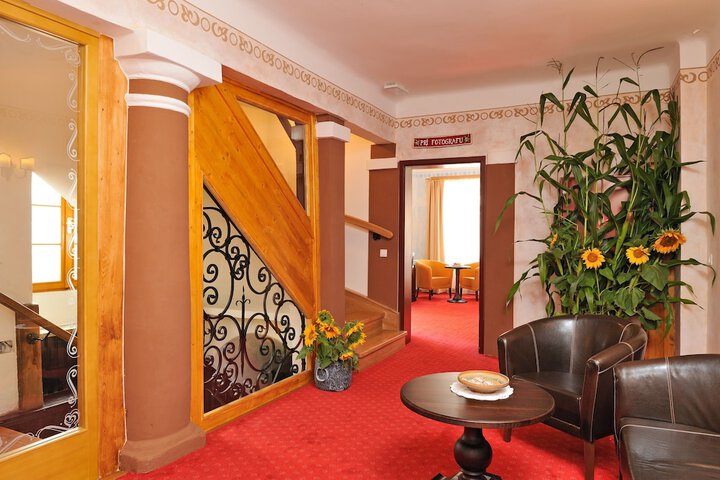 Ballroom/Hall 36 of 45