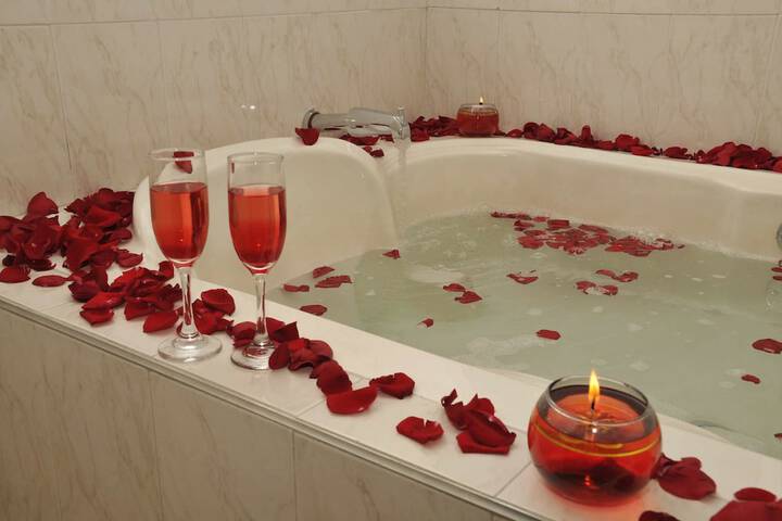 Deep soaking bathtub
