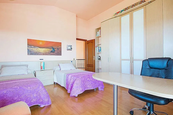 Room 4 of 25