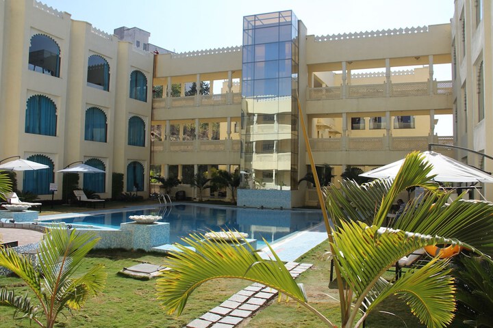 Pool Hotel