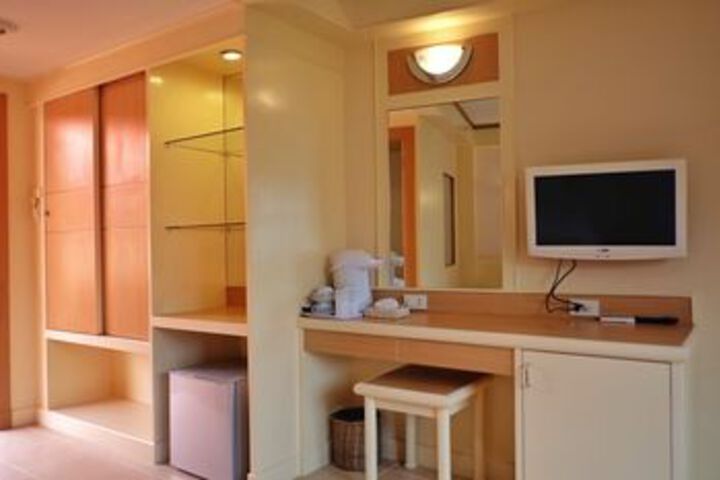 Room 33 of 42