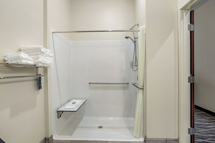 Quadruple Accessible Queen Size Bed (8 of 16)