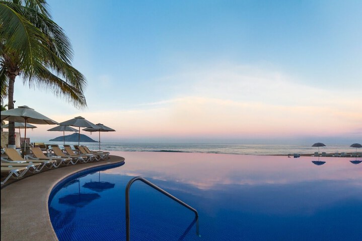 Hotel with Pool