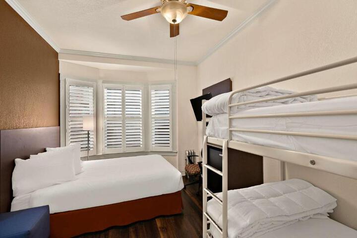 1 Queen Bed Larger Room Work Desk Microwave and Refrigerator (14 of 34)