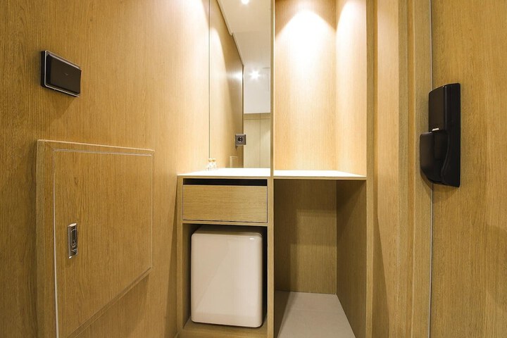 Room 8 of 75