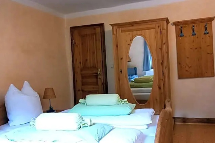 Room 5 of 12