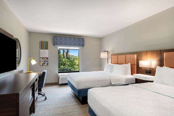 2 Queen Beds Beds Accessible (3 of 14)