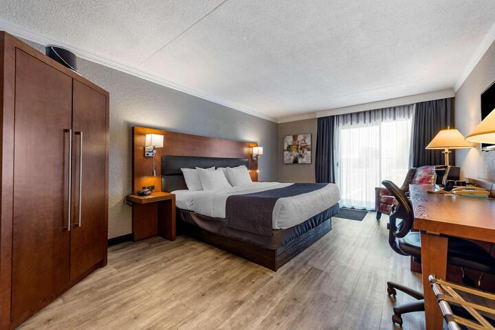 1 King Bed WiFi (8 of 14)