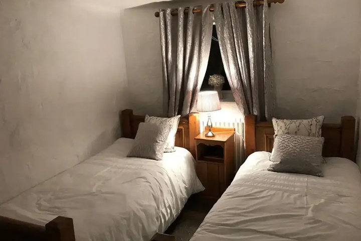 Room 5 of 18