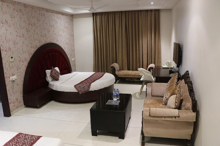 Room 2 of 10