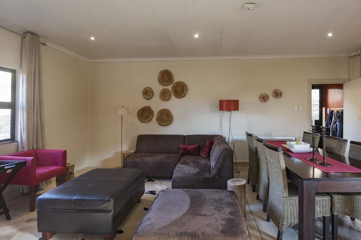 Lounge 14 of 18