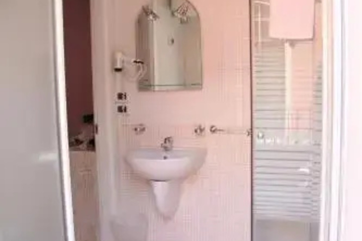 Room 10 of 13