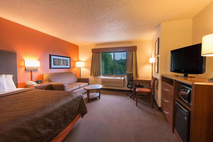 1 Queen Bed Deluxe Room (16 of 21)