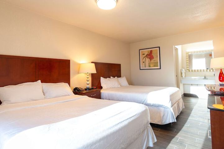 1 Queen Bed (1 of 10)