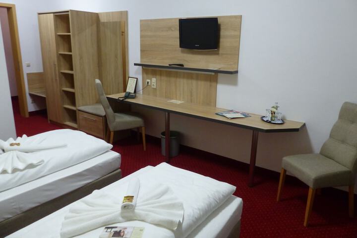 Room 2 of 35