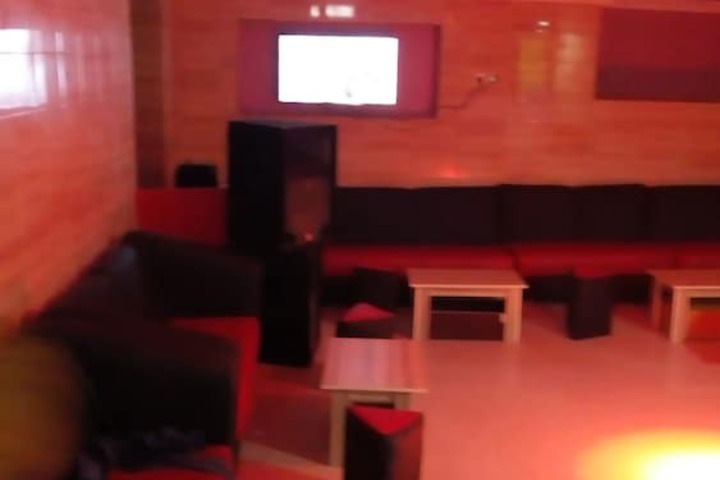 Lounge 32 of 42