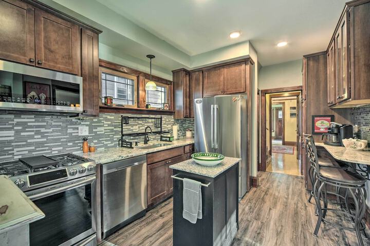 Elegant Superior Getaway 2 Mi to Downtown!
