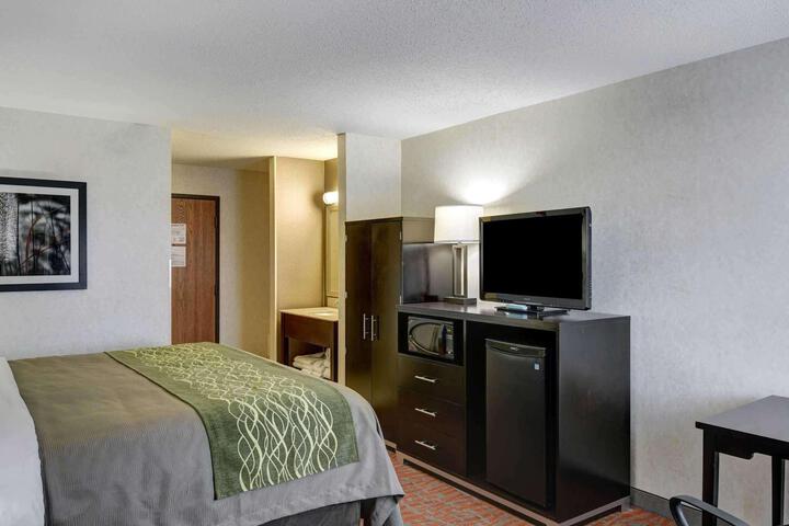 1 King Bed (3 of 12)