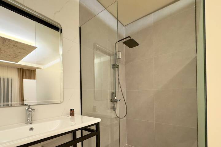 Room 100 of 121