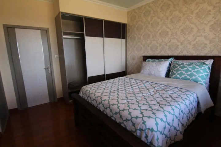 Room 6 of 12