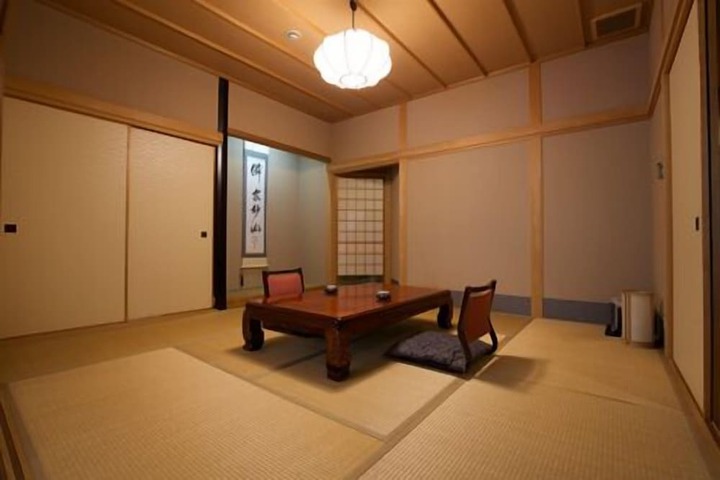 Room 15 of 32