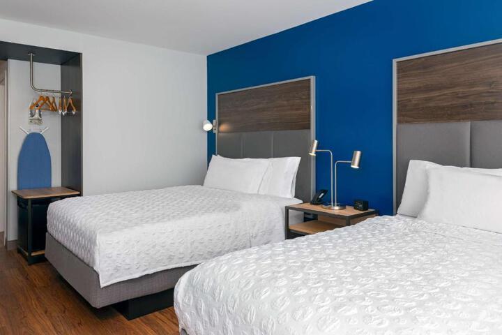 2 Queen Beds with Walk in Shower (8 of 8)