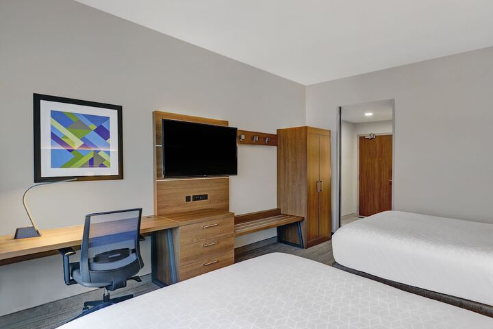 2 Queen Beds (12 of 16)