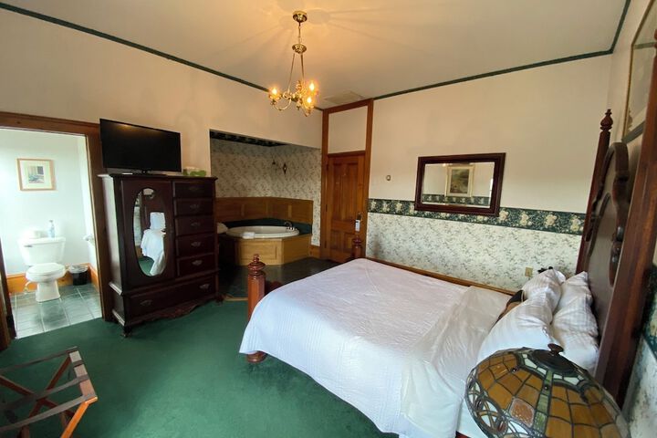 Basic Room 1 Queen Bed (10 of 18)