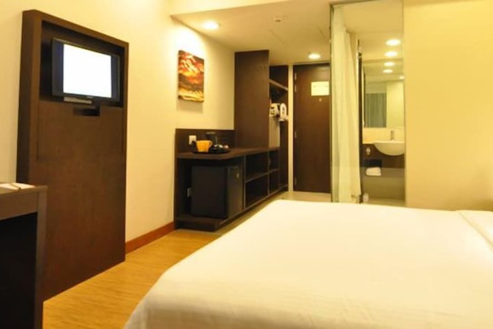 Room 11 of 33