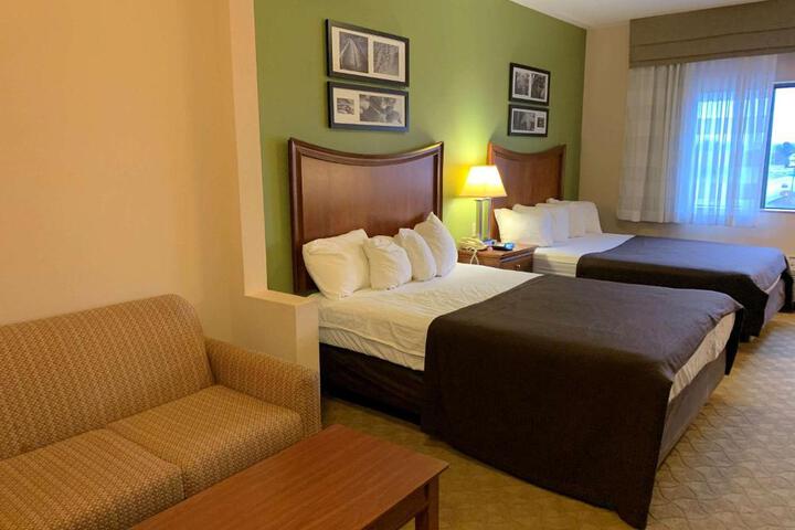 2 Queen Beds (2 of 6)