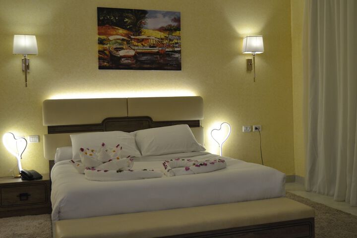 Room 4 of 33