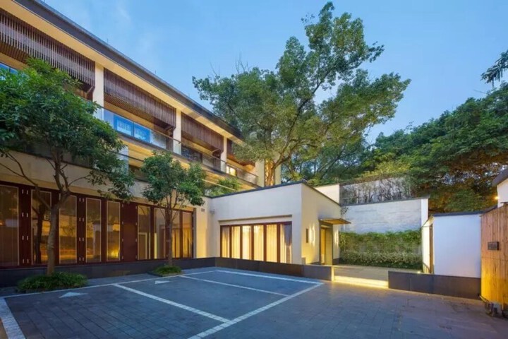Hotel Exterior 49 of 52