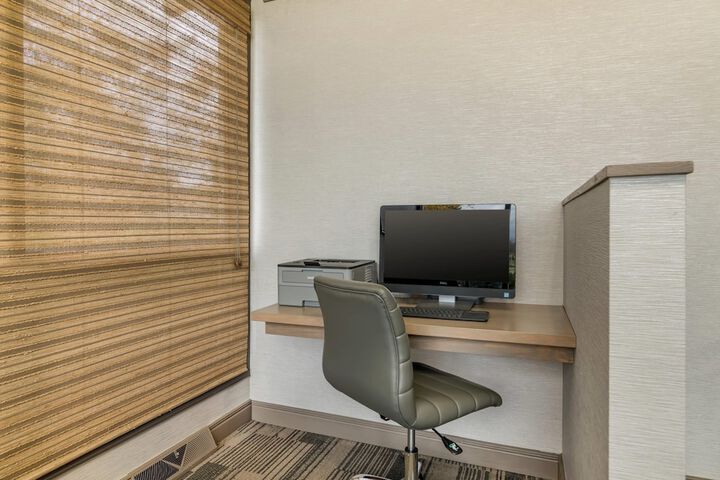 Business Center 61 of 67