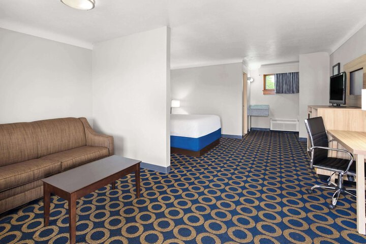1 Queen Bed (9 of 14)