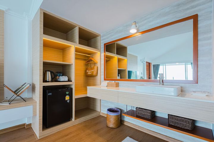 Room 18 of 243