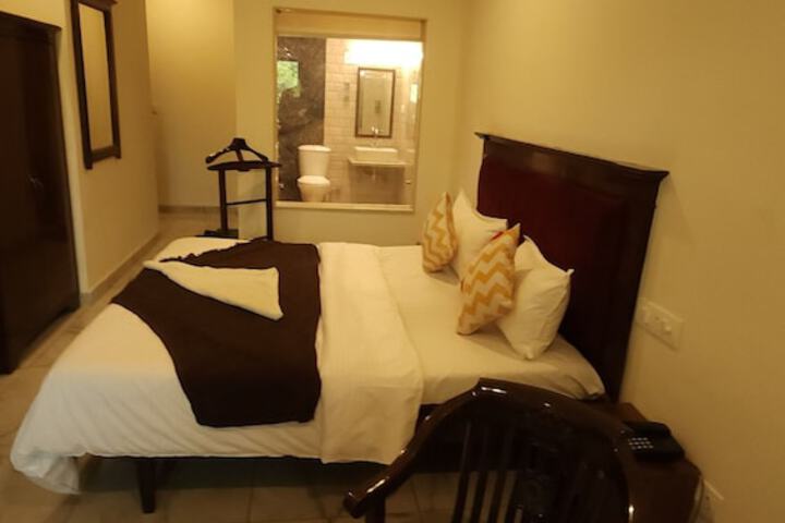 Room 11 of 28