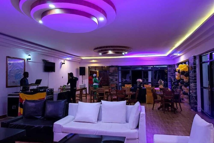Lounge 30 of 45