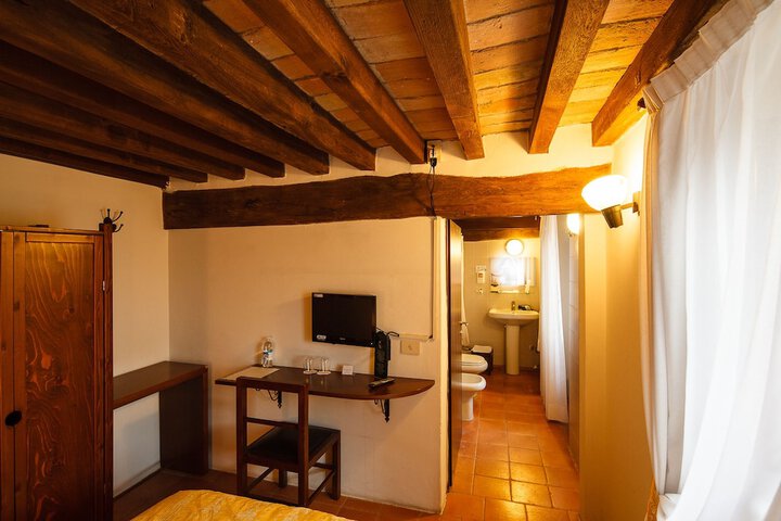 Room 7 of 33
